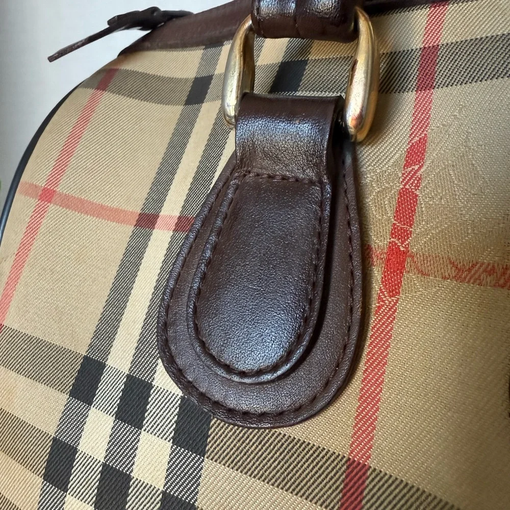 Burberry Boston Medium Size. - Picture 6 of 17